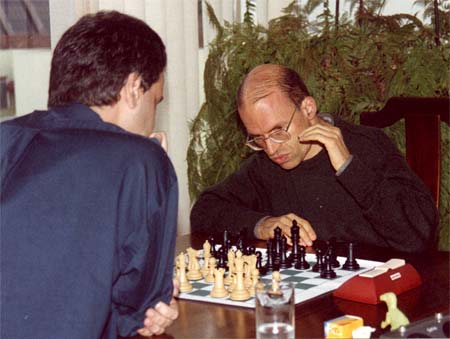 File:O GM Gilberto Milos Jr., multi-campeão brasileiro de xadrez, jogando  uma partida no salão do CXSP.jpg - Wikimedia Commons
